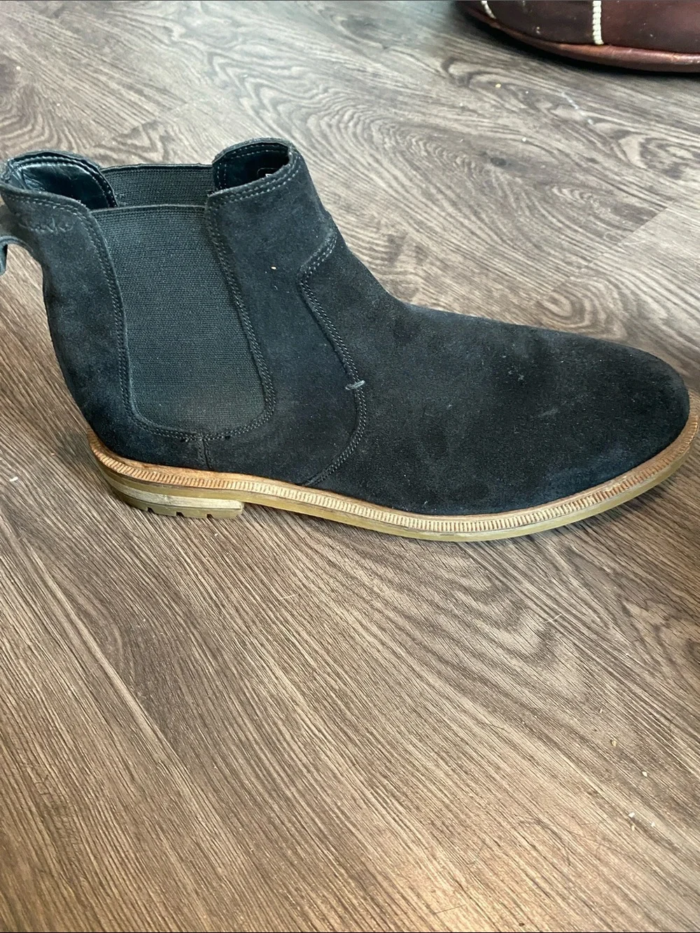 Clark’s Men's Black Suede Chelsea Boots - Classic Slip-On Style